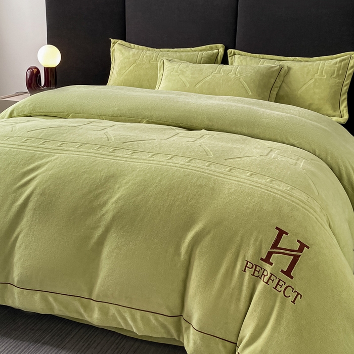 91家纺网 家纺一手货源 找家纺 艾佳 2025新款A类全高克重雕花烂花刺绣牛奶绒四件套-小H系列 小H奶油绿