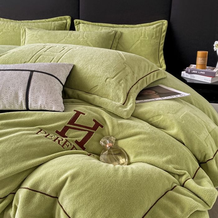 91家纺网 家纺一手货源 找家纺 艾佳 2025新款A类全高克重雕花烂花刺绣牛奶绒四件套-小H系列 小H奶油绿