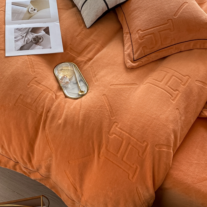 91家纺网 家纺一手货源 找家纺 （总）艾佳 2025新款A类全高克重雕花烂花刺绣牛奶绒四件套-小H系列