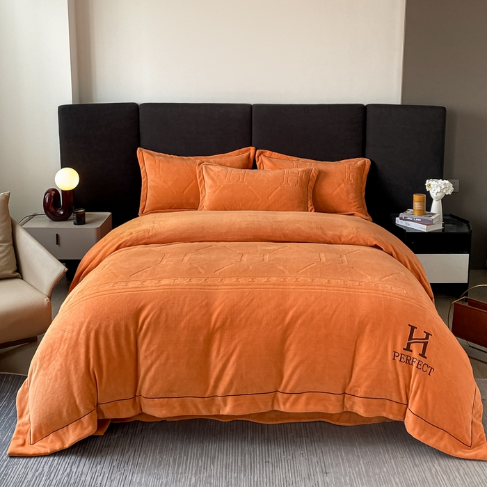 91家纺网 家纺一手货源 找家纺 （总）艾佳 2025新款A类全高克重雕花烂花刺绣牛奶绒四件套-小H系列