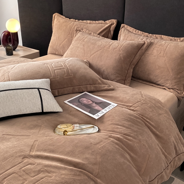 91家纺网 家纺一手货源 找家纺 艾佳 2025新款A类全高克重雕花烂花刺绣牛奶绒四件套-小H系列 小H奶茶咖