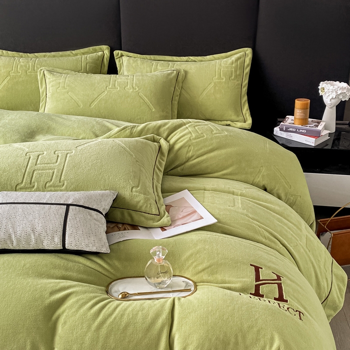 91家纺网 家纺一手货源 找家纺 艾佳 2025新款A类全高克重雕花烂花刺绣牛奶绒四件套-小H系列 小H奶油绿