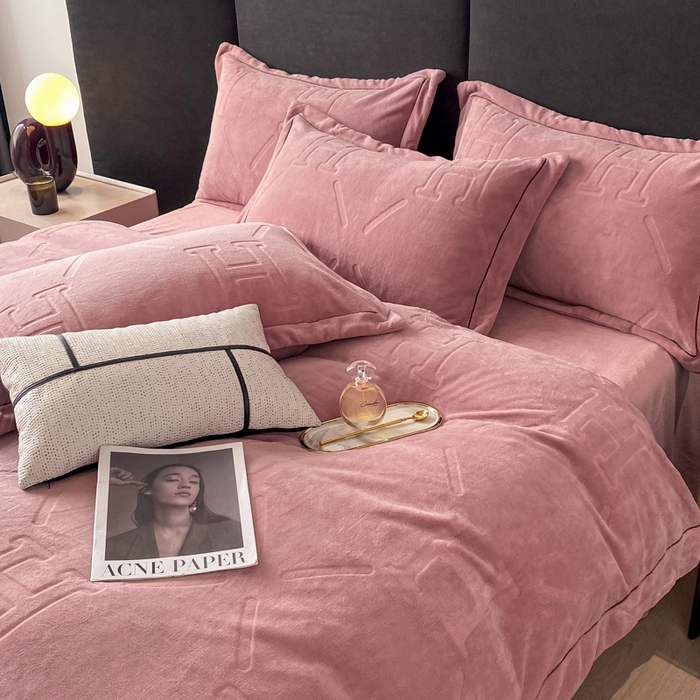 91家纺网 家纺一手货源 找家纺 艾佳 2025新款A类全高克重雕花烂花刺绣牛奶绒四件套-小H系列 小H豆藕粉