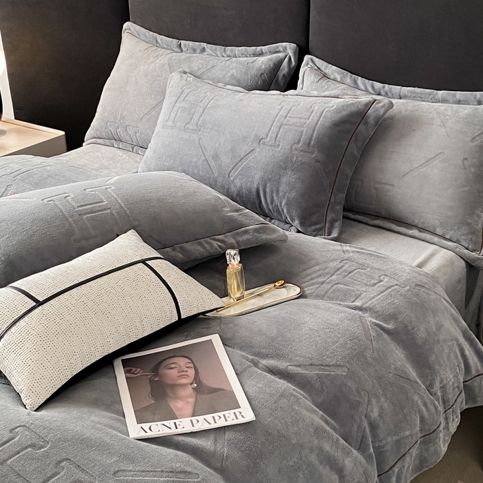 91家纺网 家纺一手货源 找家纺 艾佳 2025新款A类全高克重雕花烂花刺绣牛奶绒四件套-小H系列 小H极简灰