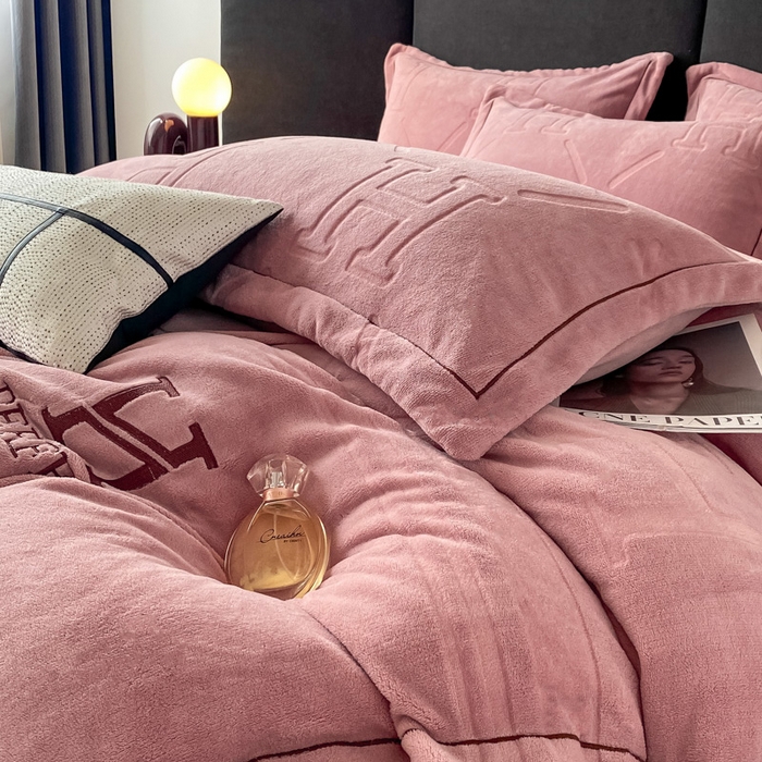 91家纺网 家纺一手货源 找家纺 艾佳 2025新款A类全高克重雕花烂花刺绣牛奶绒四件套-小H系列 小H豆藕粉