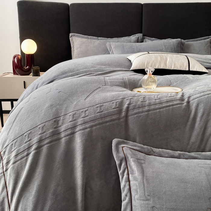 91家纺网 家纺一手货源 找家纺 艾佳 2025新款A类全高克重雕花烂花刺绣牛奶绒四件套-小H系列 小H极简灰