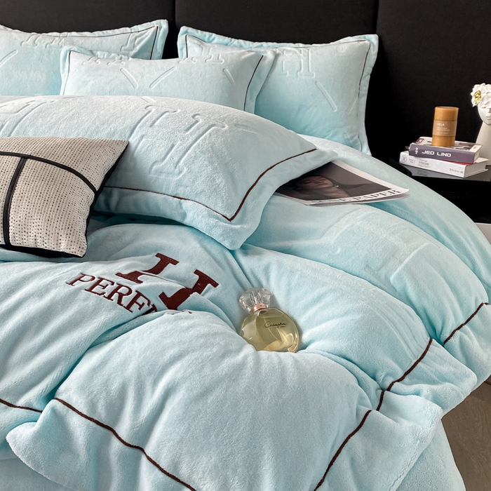 91家纺网 家纺一手货源 找家纺 艾佳 2025新款A类全高克重雕花烂花刺绣牛奶绒四件套-小H系列 小H梦幻蓝