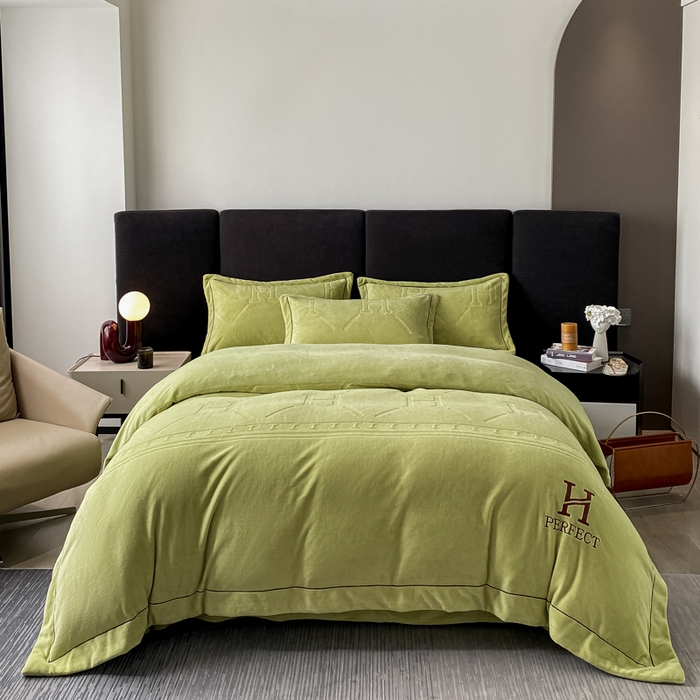 91家纺网 家纺一手货源 找家纺 艾佳 2025新款A类全高克重雕花烂花刺绣牛奶绒四件套-小H系列 小H奶油绿