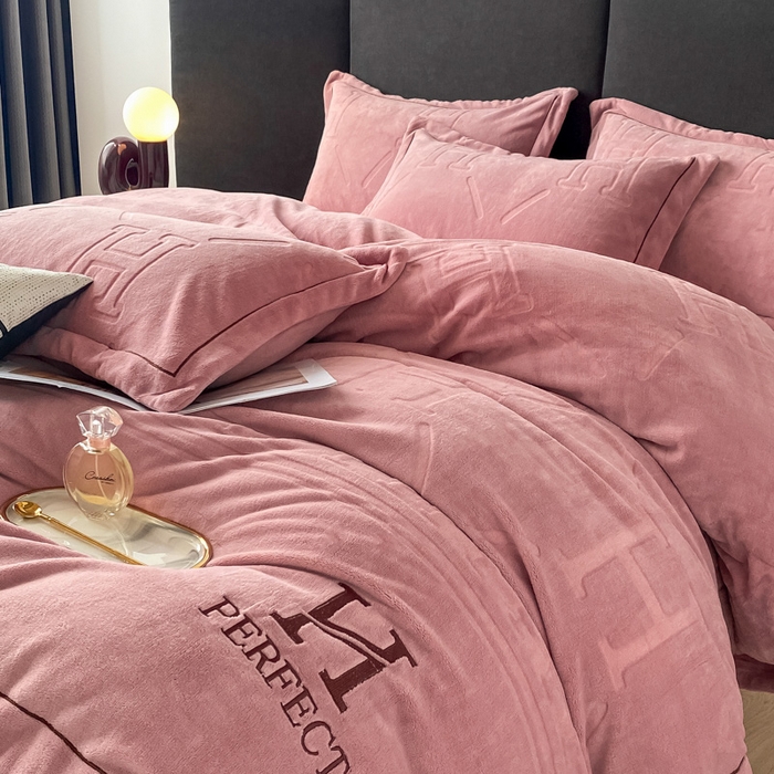 91家纺网 家纺一手货源 找家纺 艾佳 2025新款A类全高克重雕花烂花刺绣牛奶绒四件套-小H系列 小H豆藕粉