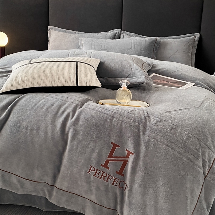 91家纺网 家纺一手货源 找家纺 艾佳 2025新款A类全高克重雕花烂花刺绣牛奶绒四件套-小H系列 小H极简灰