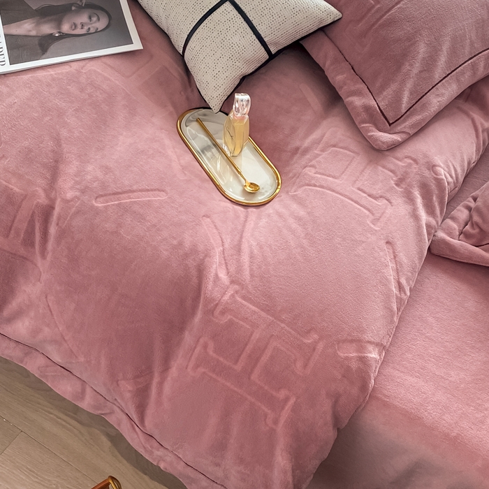 91家纺网 家纺一手货源 找家纺 艾佳 2025新款A类全高克重雕花烂花刺绣牛奶绒四件套-小H系列 小H豆藕粉