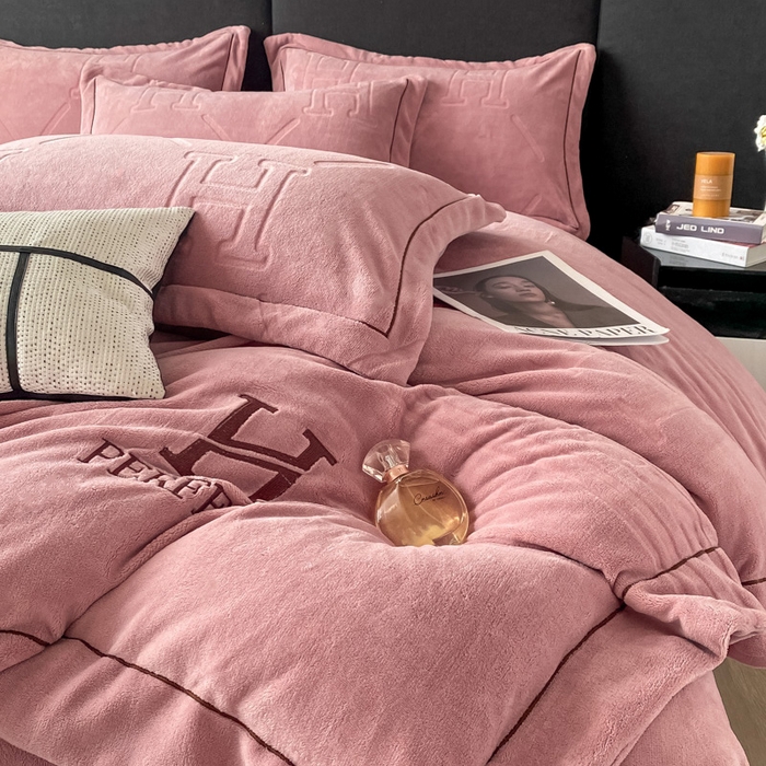 91家纺网 家纺一手货源 找家纺 艾佳 2025新款A类全高克重雕花烂花刺绣牛奶绒四件套-小H系列 小H豆藕粉