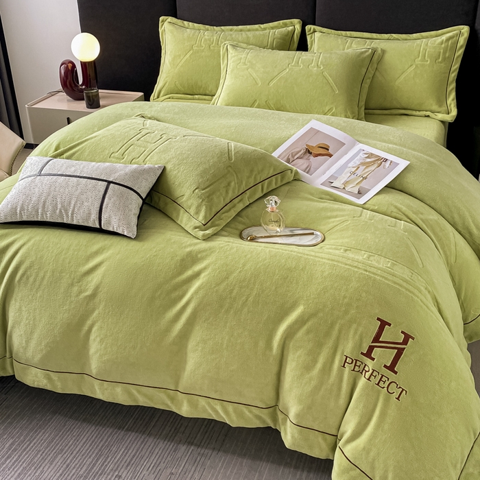 91家纺网 家纺一手货源 找家纺 艾佳 2025新款A类全高克重雕花烂花刺绣牛奶绒四件套-小H系列 小H奶油绿