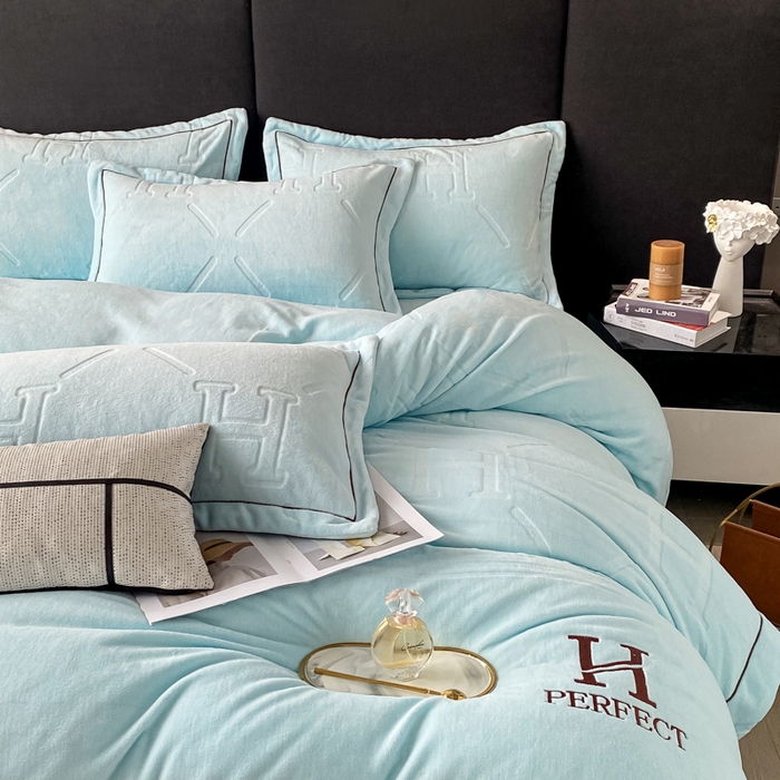 91家纺网 家纺一手货源 找家纺 艾佳 2025新款A类全高克重雕花烂花刺绣牛奶绒四件套-小H系列 小H梦幻蓝