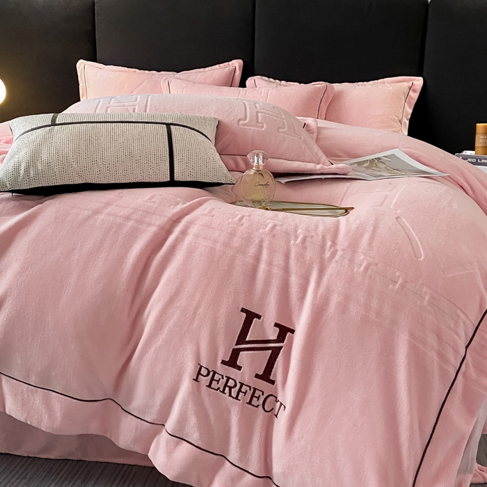 91家纺网 家纺一手货源 找家纺 艾佳 2025新款A类全高克重雕花烂花刺绣牛奶绒四件套-小H系列 小H蜜桃粉