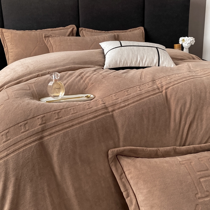 91家纺网 家纺一手货源 找家纺 艾佳 2025新款A类全高克重雕花烂花刺绣牛奶绒四件套-小H系列 小H奶茶咖