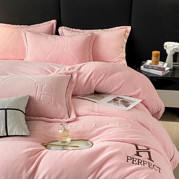 91家纺网 家纺一手货源 找家纺 艾佳 2025新款A类全高克重雕花烂花刺绣牛奶绒四件套-小H系列 小H蜜桃粉