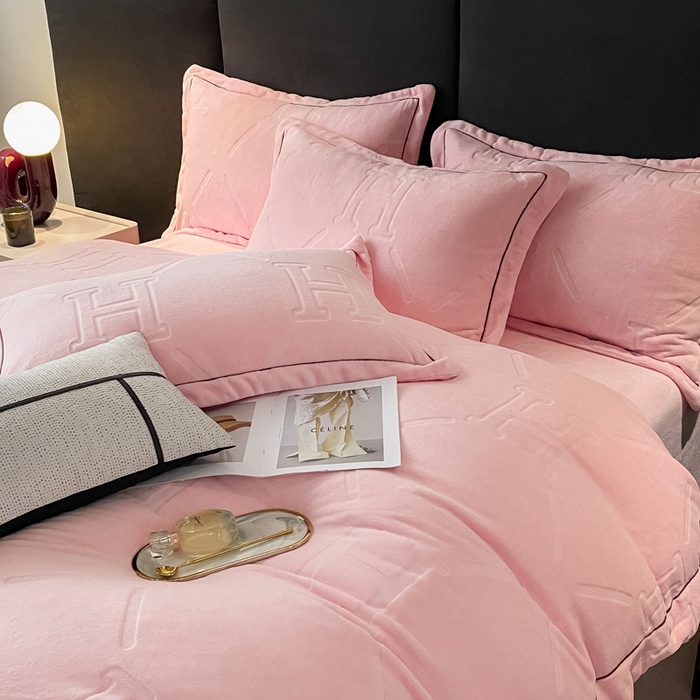 91家纺网 家纺一手货源 找家纺 艾佳 2025新款A类全高克重雕花烂花刺绣牛奶绒四件套-小H系列 小H蜜桃粉