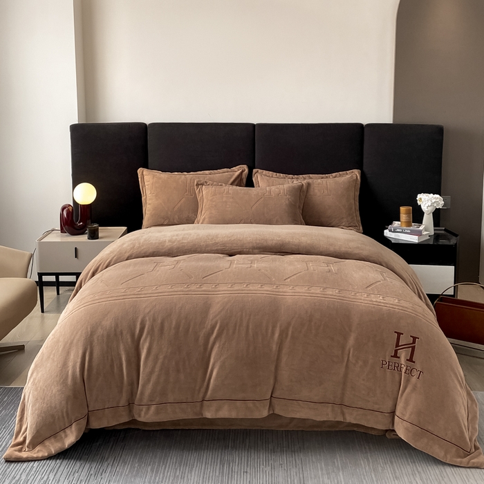 91家纺网 家纺一手货源 找家纺 艾佳 2025新款A类全高克重雕花烂花刺绣牛奶绒四件套-小H系列 小H奶茶咖