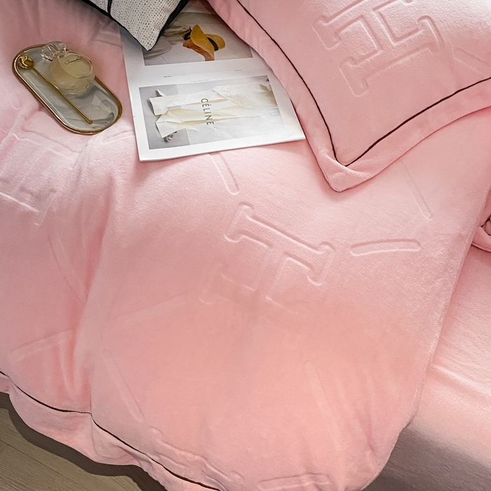 91家纺网 家纺一手货源 找家纺 艾佳 2025新款A类全高克重雕花烂花刺绣牛奶绒四件套-小H系列 小H蜜桃粉