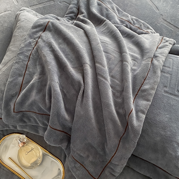 91家纺网 家纺一手货源 找家纺 艾佳 2025新款A类全高克重雕花烂花刺绣牛奶绒四件套-小H系列 小H极简灰