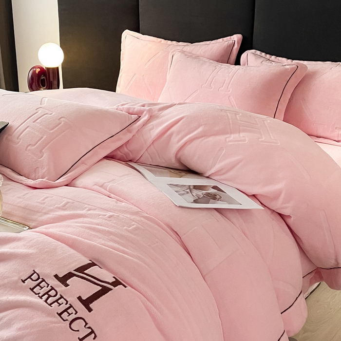 91家纺网 家纺一手货源 找家纺 艾佳 2025新款A类全高克重雕花烂花刺绣牛奶绒四件套-小H系列 小H蜜桃粉