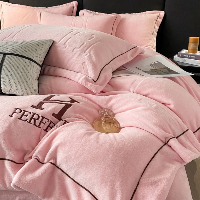 91家纺网 家纺一手货源 找家纺 艾佳 2025新款A类全高克重雕花烂花刺绣牛奶绒四件套-小H系列 小H蜜桃粉