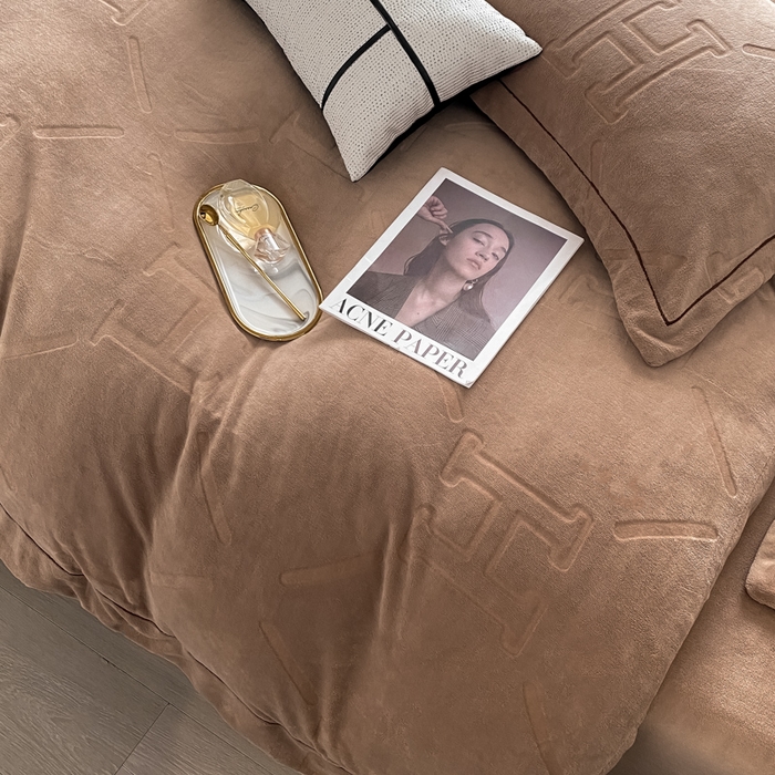 91家纺网 家纺一手货源 找家纺 艾佳 2025新款A类全高克重雕花烂花刺绣牛奶绒四件套-小H系列 小H奶茶咖