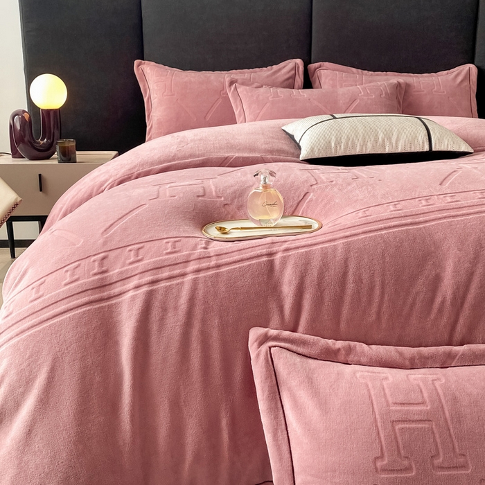 91家纺网 家纺一手货源 找家纺 艾佳 2025新款A类全高克重雕花烂花刺绣牛奶绒四件套-小H系列 小H豆藕粉