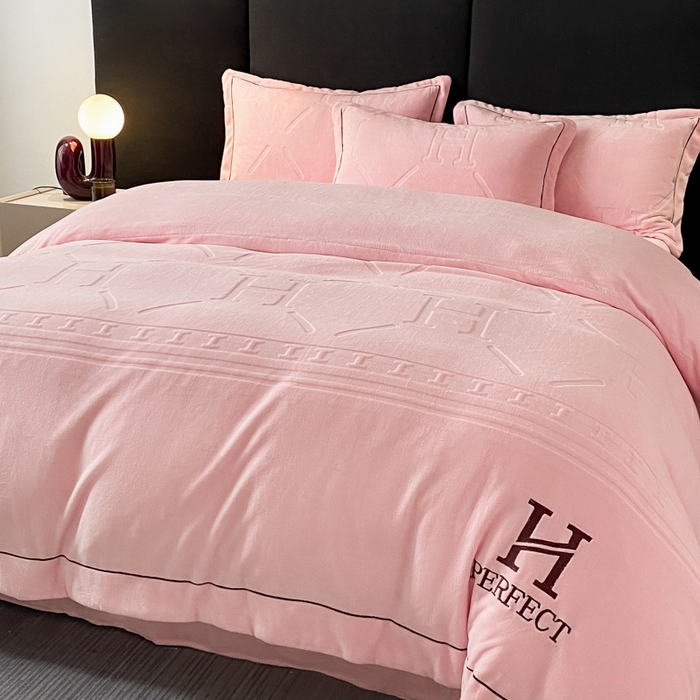 91家纺网 家纺一手货源 找家纺 艾佳 2025新款A类全高克重雕花烂花刺绣牛奶绒四件套-小H系列 小H蜜桃粉