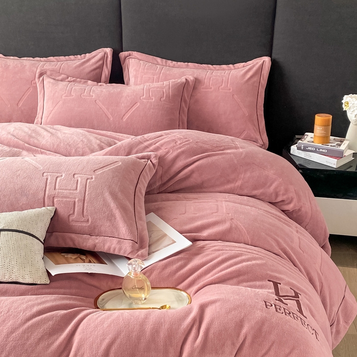 91家纺网 家纺一手货源 找家纺 艾佳 2025新款A类全高克重雕花烂花刺绣牛奶绒四件套-小H系列 小H豆藕粉