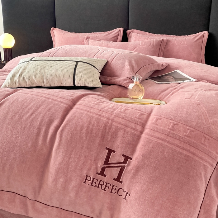 91家纺网 家纺一手货源 找家纺 艾佳 2025新款A类全高克重雕花烂花刺绣牛奶绒四件套-小H系列 小H豆藕粉