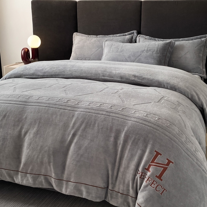 91家纺网 家纺一手货源 找家纺 艾佳 2025新款A类全高克重雕花烂花刺绣牛奶绒四件套-小H系列 小H极简灰