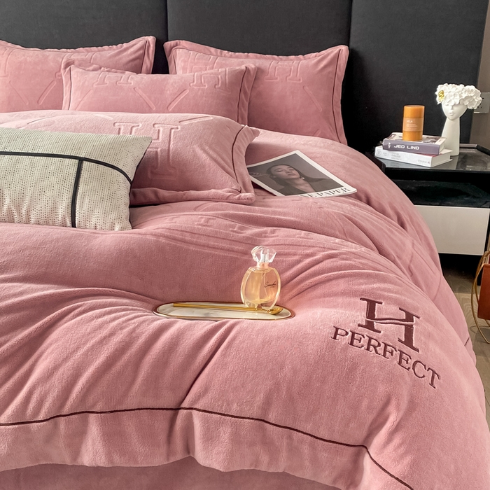 91家纺网 家纺一手货源 找家纺 艾佳 2025新款A类全高克重雕花烂花刺绣牛奶绒四件套-小H系列 小H豆藕粉