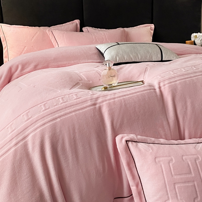 91家纺网 家纺一手货源 找家纺 艾佳 2025新款A类全高克重雕花烂花刺绣牛奶绒四件套-小H系列 小H蜜桃粉