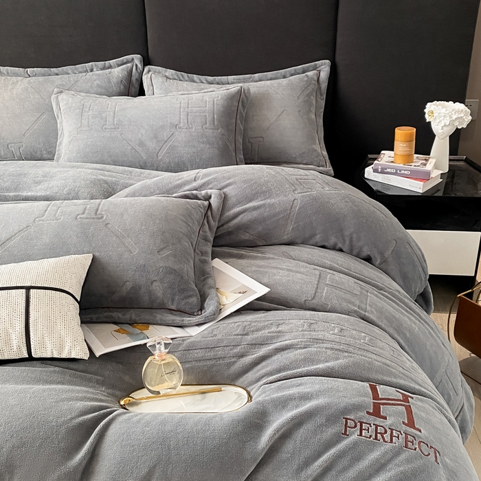 91家纺网 家纺一手货源 找家纺 艾佳 2025新款A类全高克重雕花烂花刺绣牛奶绒四件套-小H系列 小H极简灰