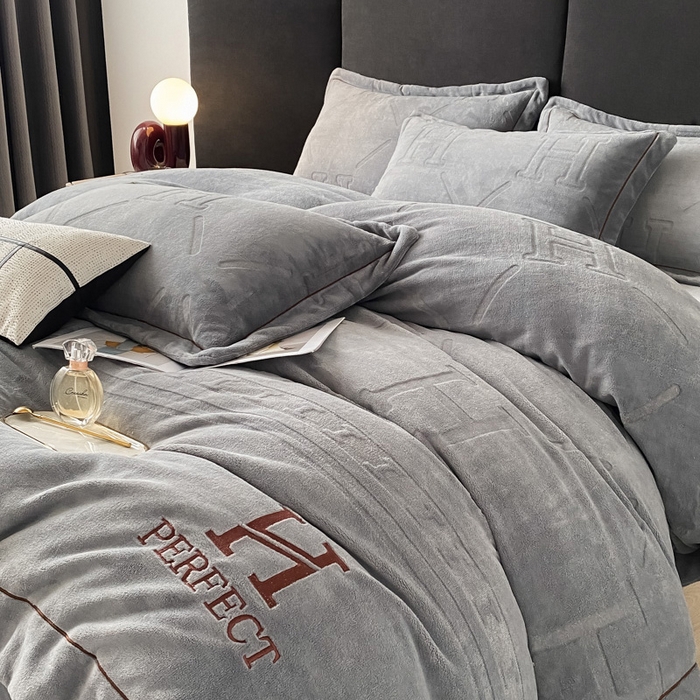 91家纺网 家纺一手货源 找家纺 艾佳 2025新款A类全高克重雕花烂花刺绣牛奶绒四件套-小H系列 小H极简灰