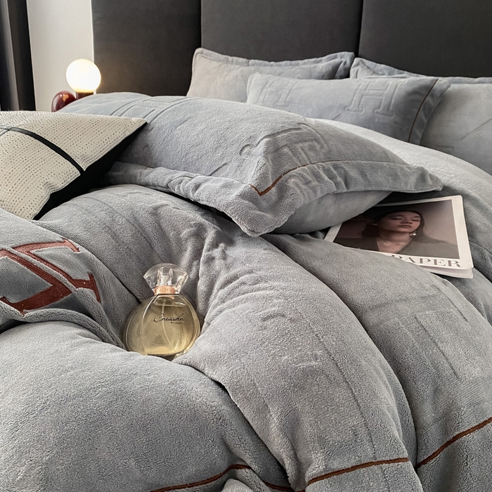 91家纺网 家纺一手货源 找家纺 艾佳 2025新款A类全高克重雕花烂花刺绣牛奶绒四件套-小H系列 小H极简灰