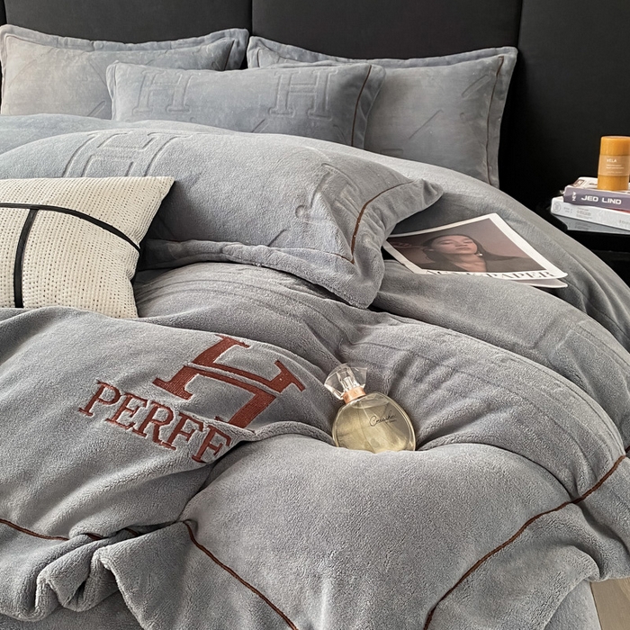 91家纺网 家纺一手货源 找家纺 艾佳 2025新款A类全高克重雕花烂花刺绣牛奶绒四件套-小H系列 小H极简灰