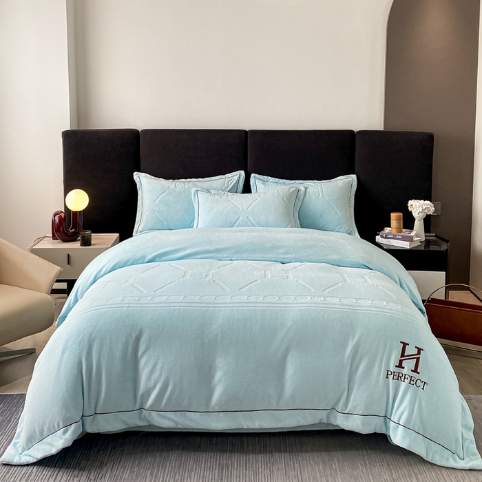 91家纺网 家纺一手货源 找家纺 艾佳 2025新款A类全高克重雕花烂花刺绣牛奶绒四件套-小H系列 小H梦幻蓝