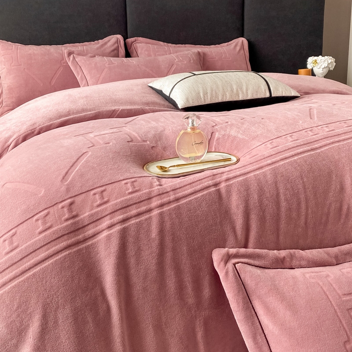 91家纺网 家纺一手货源 找家纺 艾佳 2025新款A类全高克重雕花烂花刺绣牛奶绒四件套-小H系列 小H豆藕粉