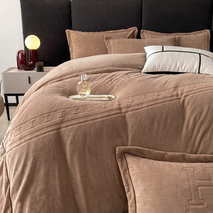 91家纺网 家纺一手货源 找家纺 艾佳 2025新款A类全高克重雕花烂花刺绣牛奶绒四件套-小H系列 小H奶茶咖