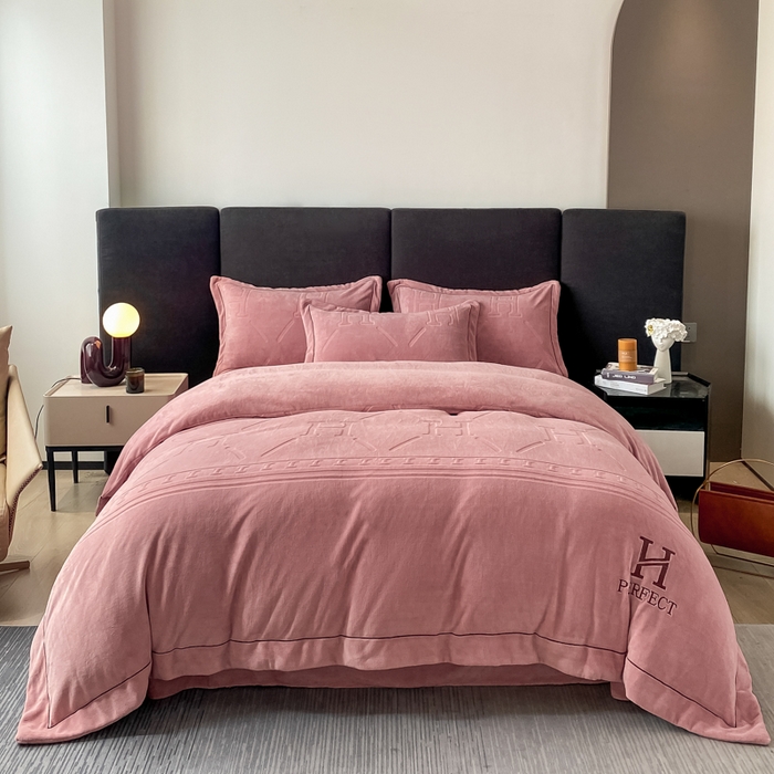 91家纺网 家纺一手货源 找家纺 艾佳 2025新款A类全高克重雕花烂花刺绣牛奶绒四件套-小H系列 小H豆藕粉