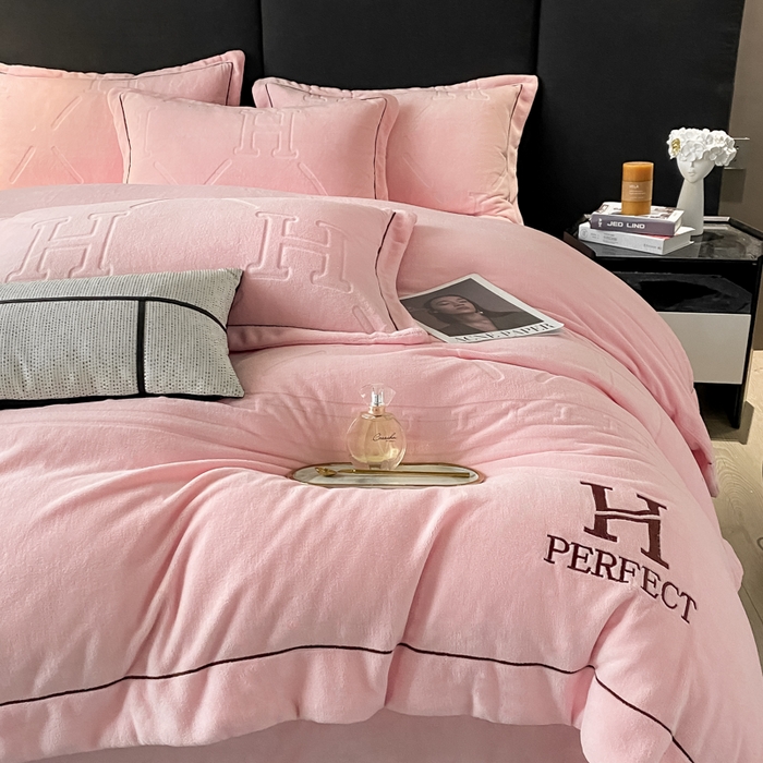 91家纺网 家纺一手货源 找家纺 艾佳 2025新款A类全高克重雕花烂花刺绣牛奶绒四件套-小H系列 小H蜜桃粉