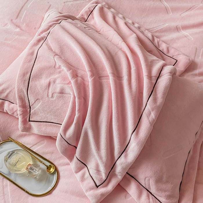 91家纺网 家纺一手货源 找家纺 艾佳 2025新款A类全高克重雕花烂花刺绣牛奶绒四件套-小H系列 小H蜜桃粉