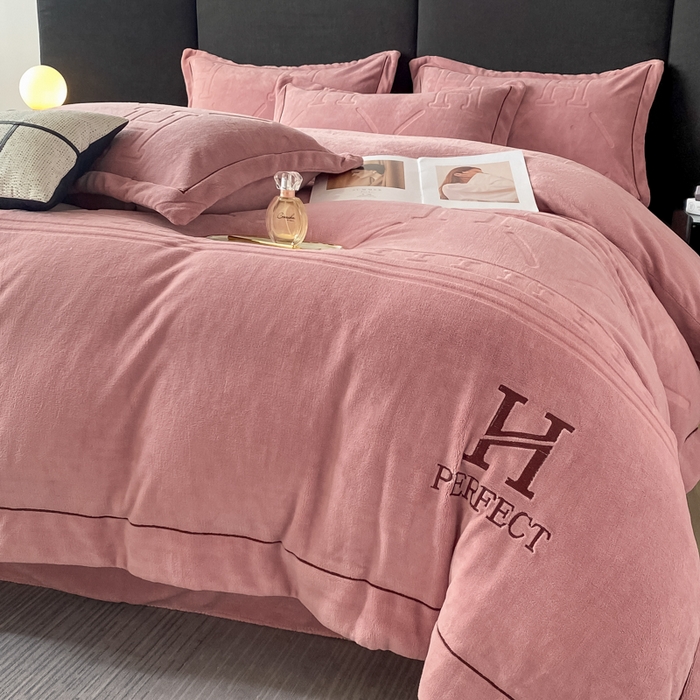 91家纺网 家纺一手货源 找家纺 艾佳 2025新款A类全高克重雕花烂花刺绣牛奶绒四件套-小H系列 小H豆藕粉