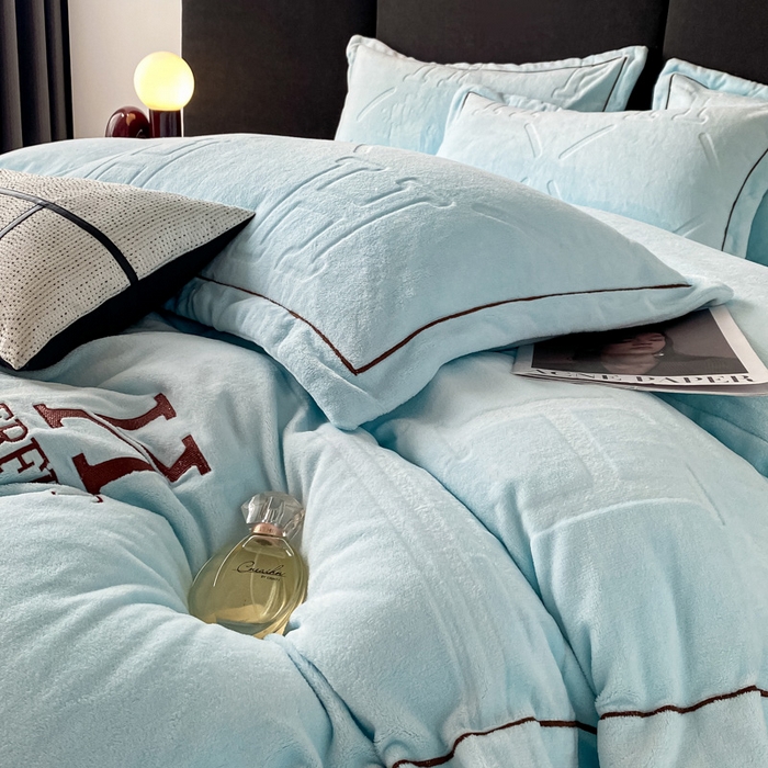 91家纺网 家纺一手货源 找家纺 艾佳 2025新款A类全高克重雕花烂花刺绣牛奶绒四件套-小H系列 小H梦幻蓝