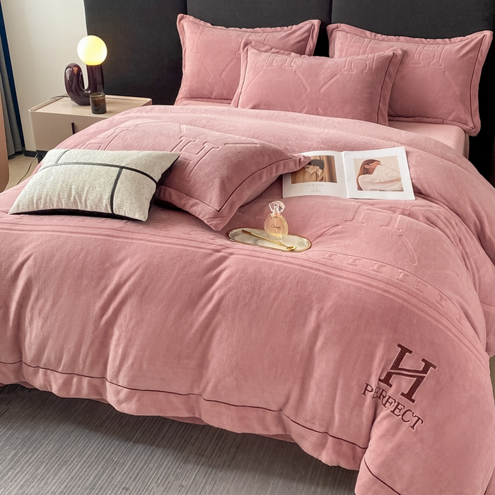 91家纺网 家纺一手货源 找家纺 艾佳 2025新款A类全高克重雕花烂花刺绣牛奶绒四件套-小H系列 小H豆藕粉