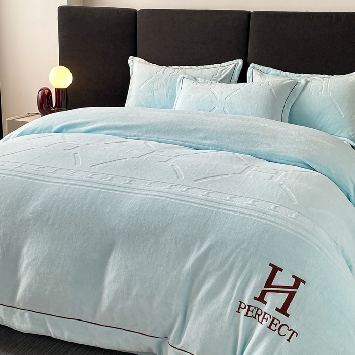 91家纺网 家纺一手货源 找家纺 艾佳 2025新款A类全高克重雕花烂花刺绣牛奶绒四件套-小H系列 小H梦幻蓝