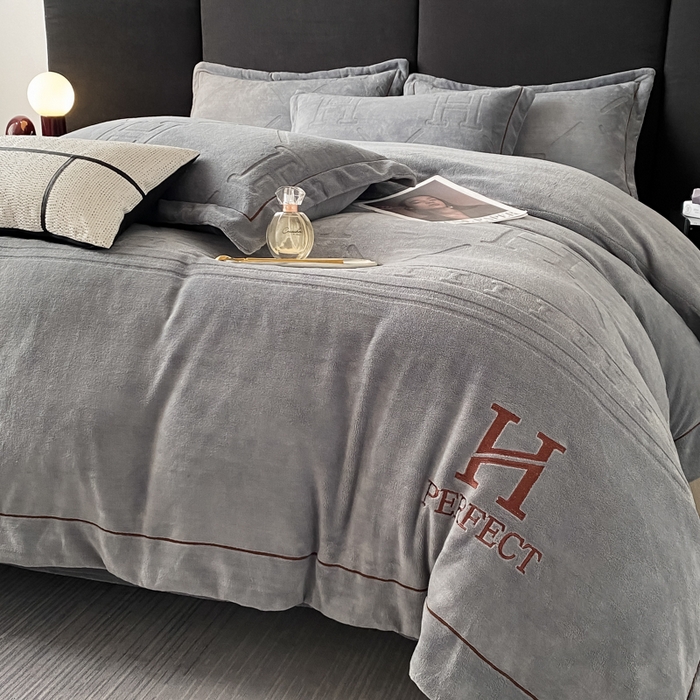 91家纺网 家纺一手货源 找家纺 艾佳 2025新款A类全高克重雕花烂花刺绣牛奶绒四件套-小H系列 小H极简灰